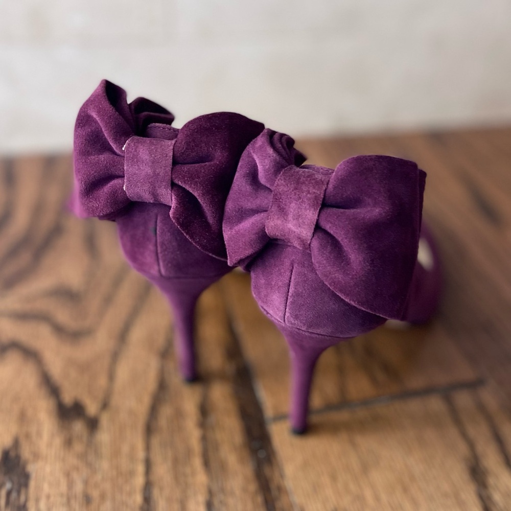 Adorable NEW White House Black Market violet pumps!